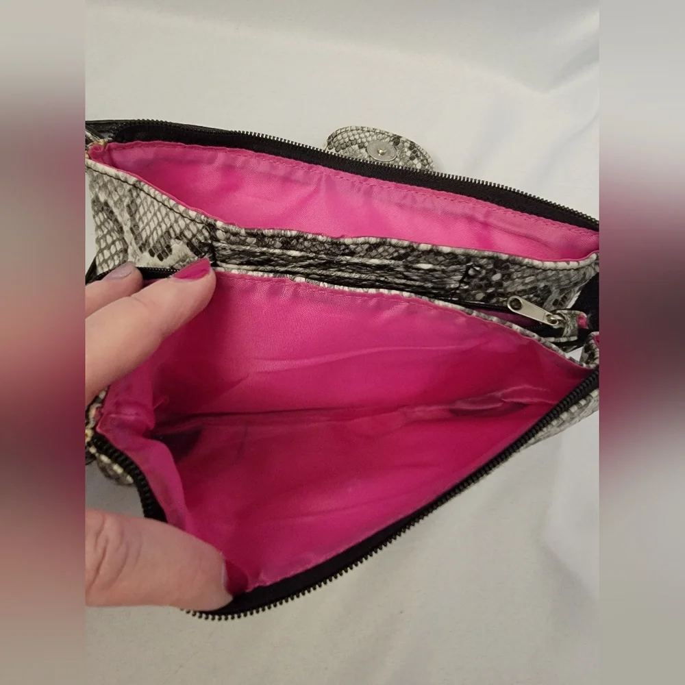 Nicole Miller closure compartment